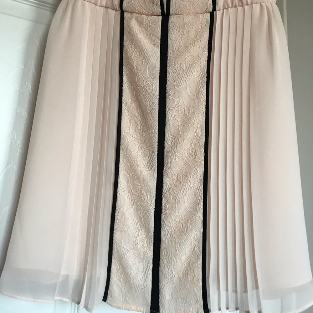 EUC BCBG Pleated Flowy Dress in Pale Peach Size 4 - Picture 11 of 12